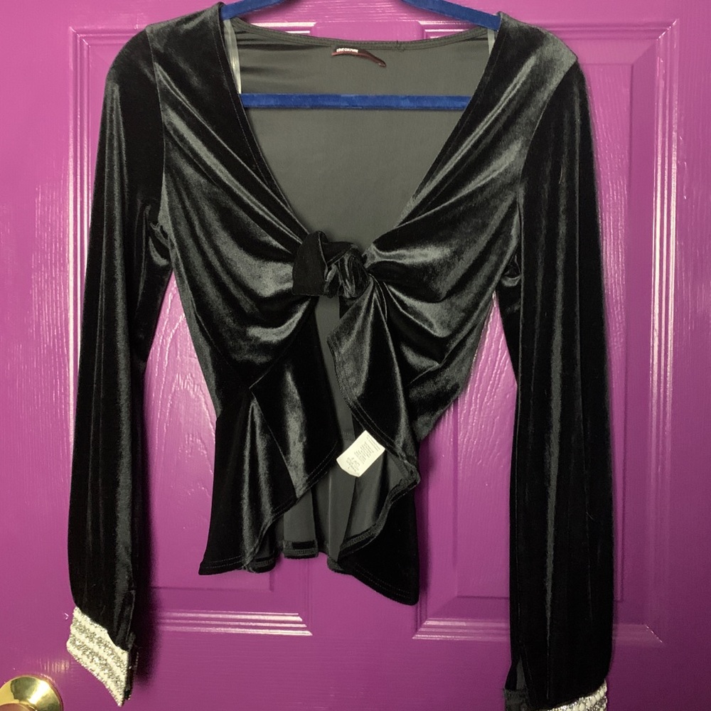 Long sleeved velvet crop top with Pearl cuffs.
